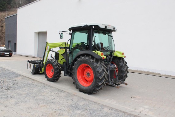 Traktor CLAAS ATOS 220 z levého zadního boku