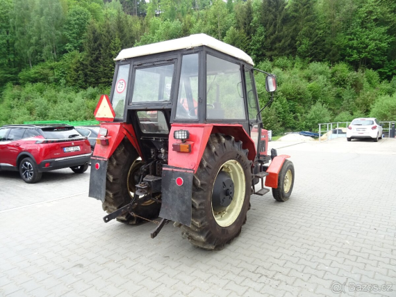 Traktor ZETOR 7011 z pravého zadního boku