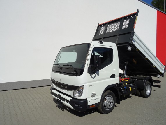 FUSO 3C15 z pravého boku (zvedlá nástavba)1