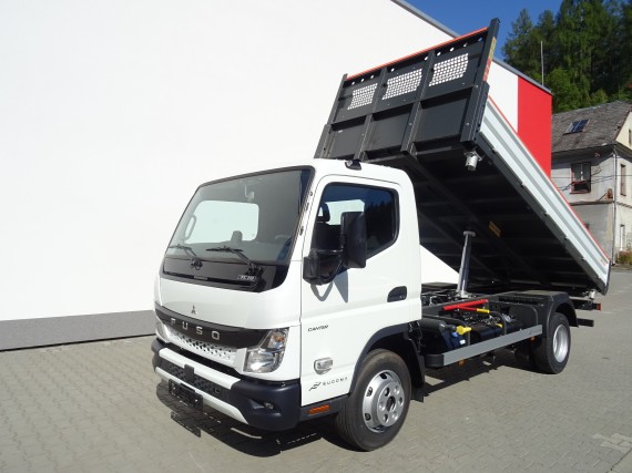 FUSO 7C18 z pravého boku (zvedlá nástavba)