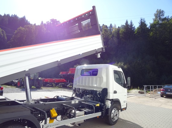 FUSO 7C18 z pravého zadního boku (zvedlá nástavba) 2