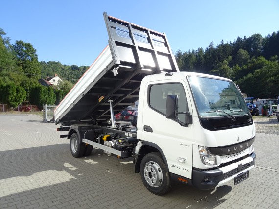 FUSO 7C18 z levého boku (zvedlá nástavba)