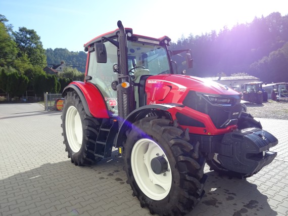 Červený traktor BASAK 5120 (z levého předního boku)