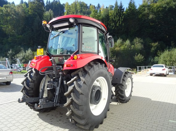 Traktor BASAK 2110 z pravého zadního boku