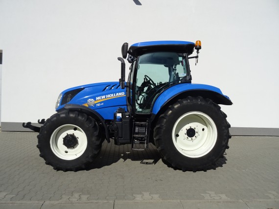 Traktor NewHolland z boku