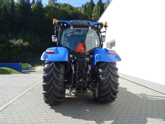 Traktor NewHolland ze zadu