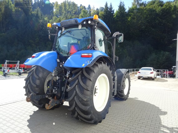 Traktor NewHolland z pravého zadního boku