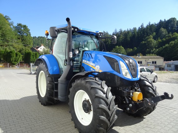 Traktor NewHolland z levého předního boku