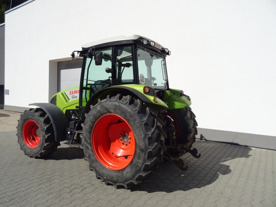 Traktor CLAAS AXOS 310 z pravého zadního boku