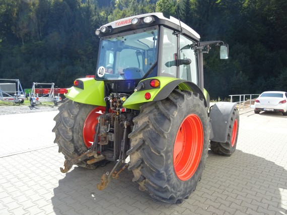 Traktor CLAAS AXOS 310 z levého zadního boku